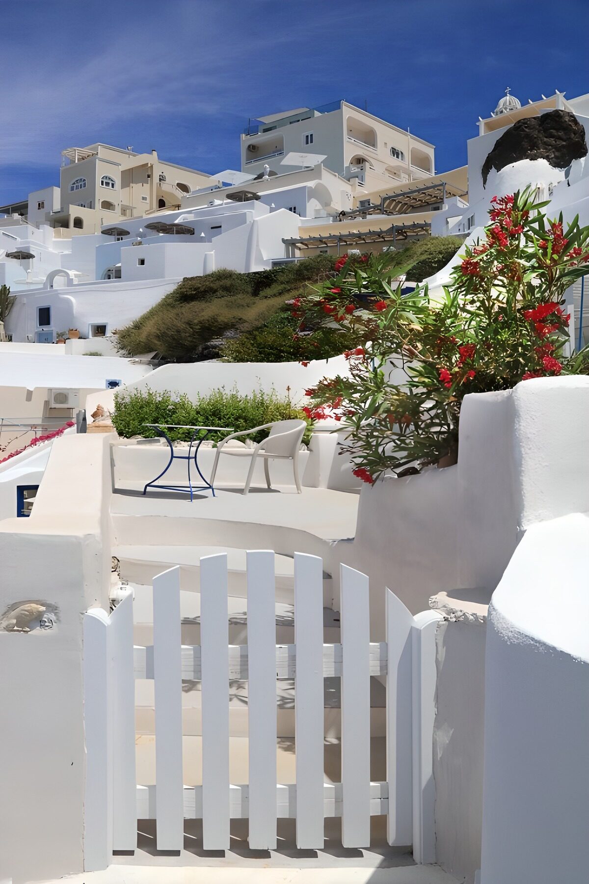 Casas blancas y terrazas al sol