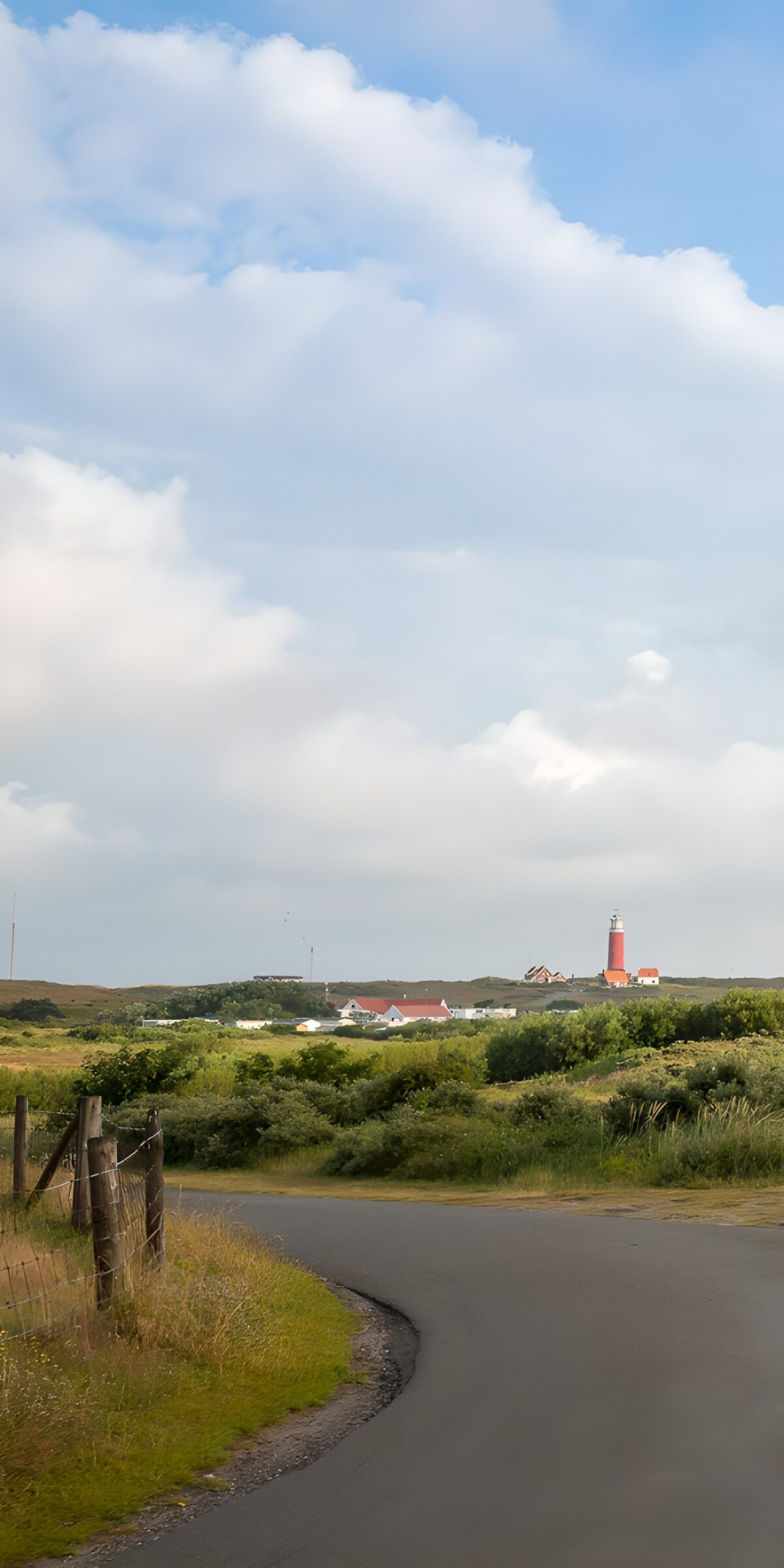 TPES78860: Carretera en curva hacia el faro rojo