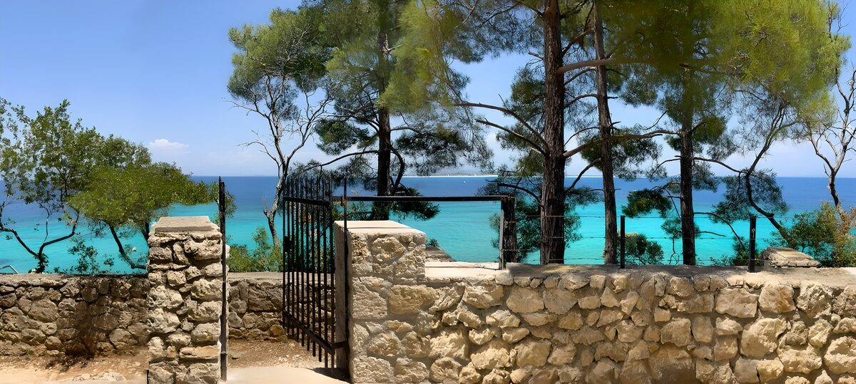 Puerta abierta al mar turquesa