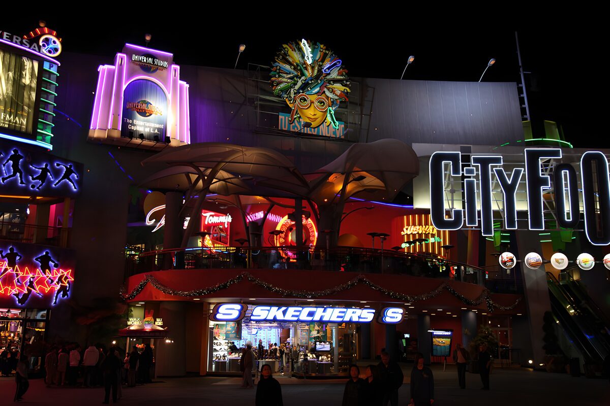 TPES53339: Centro comercial bajo luces de neón