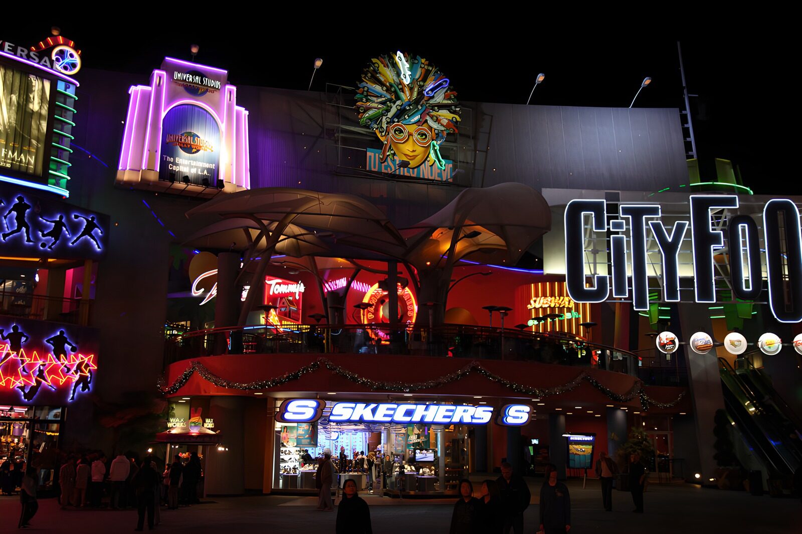 TPES53339: Centro comercial bajo luces de neón