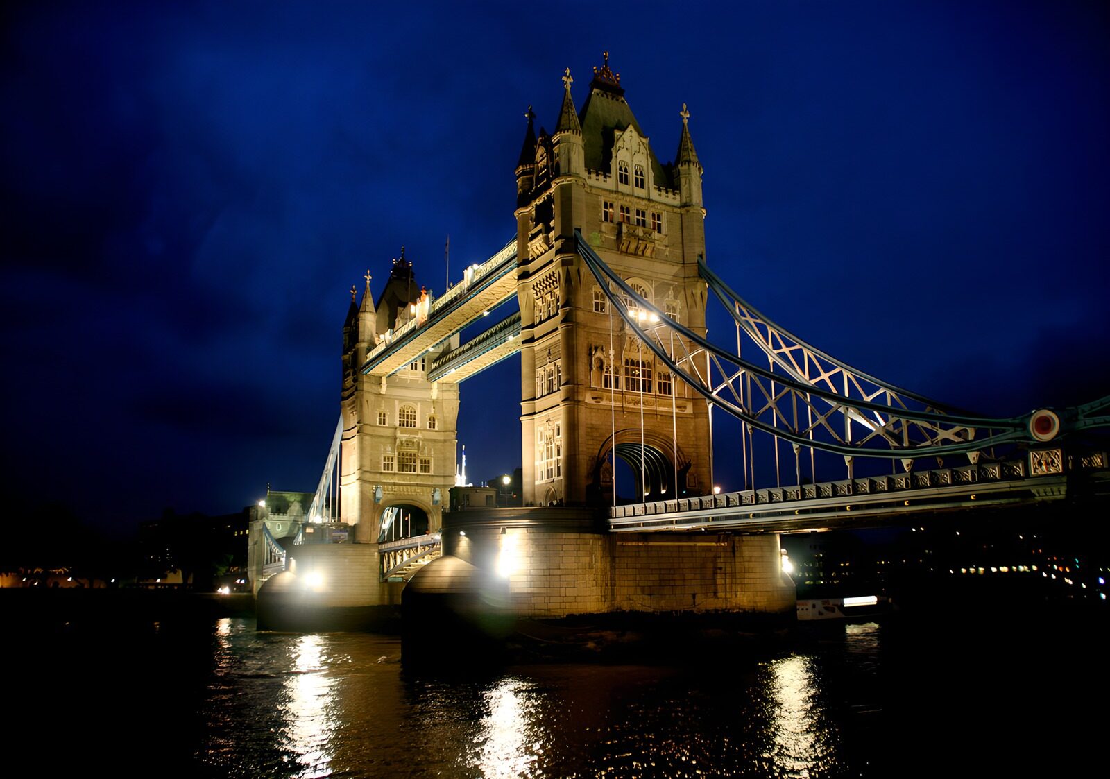 TPES62325: Tower Bridge iluminado de noche