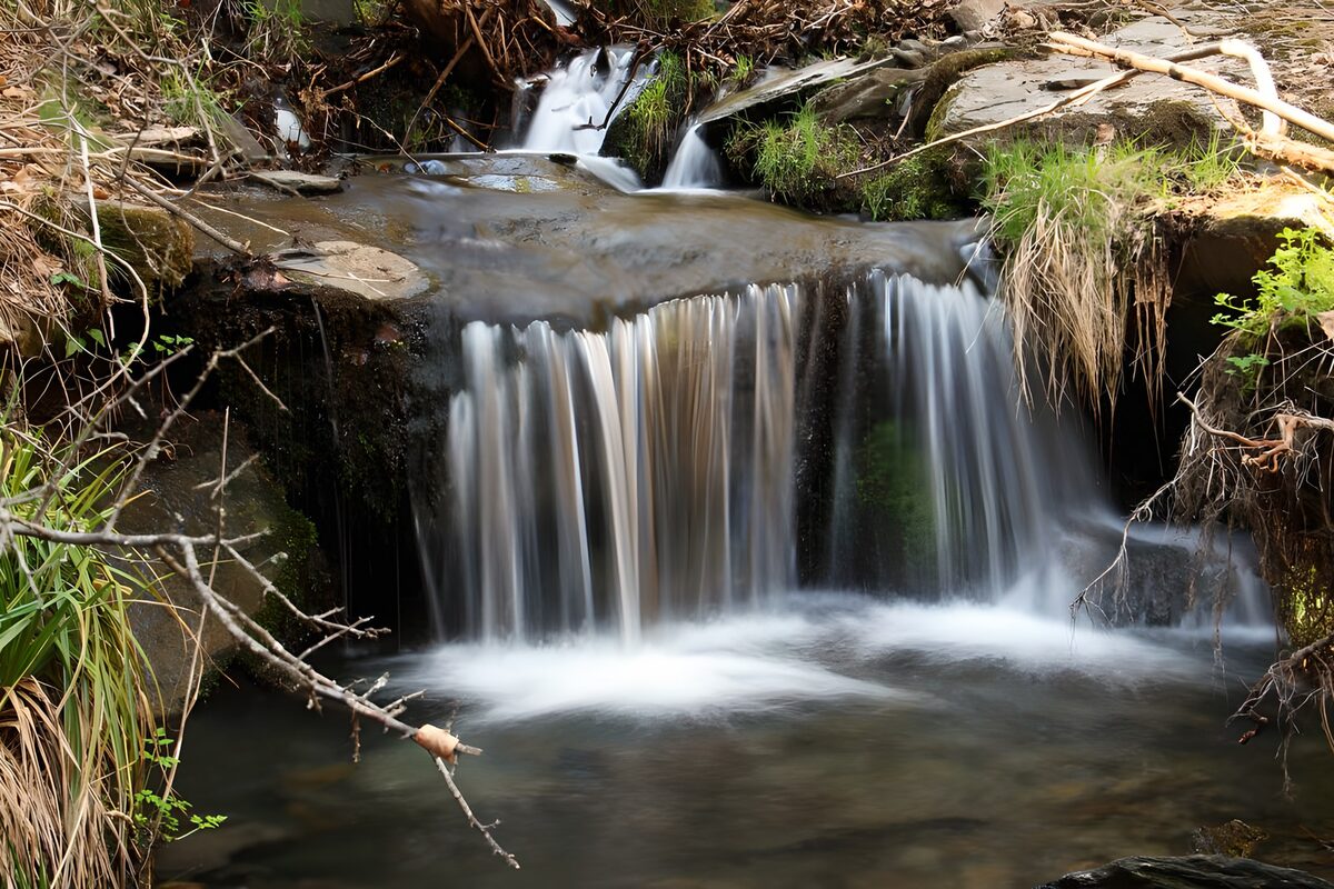 Cascada entre rocas y musgo