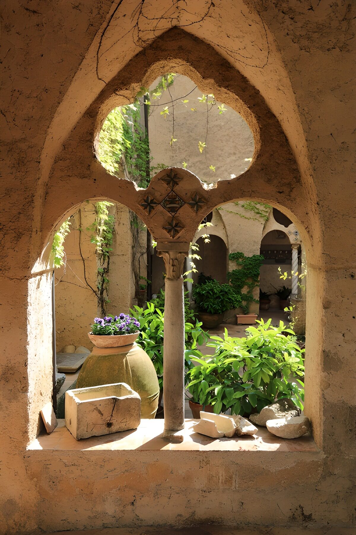 TPES82811: Arcos de piedra y macetas al sol