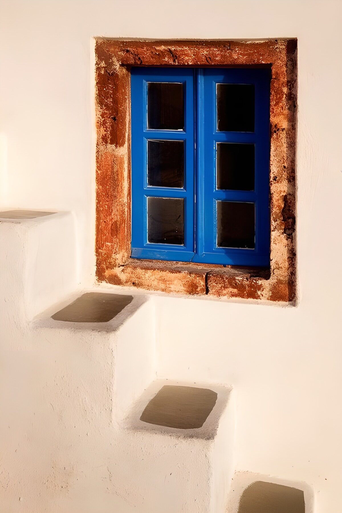 Ventana azul y escalones al sol