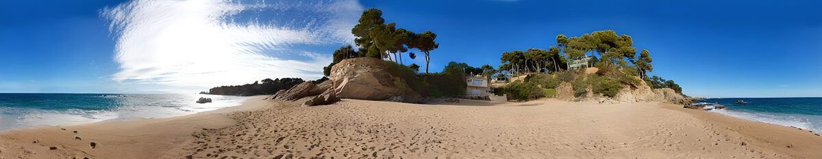 Playa de arena entre rocas y árboles