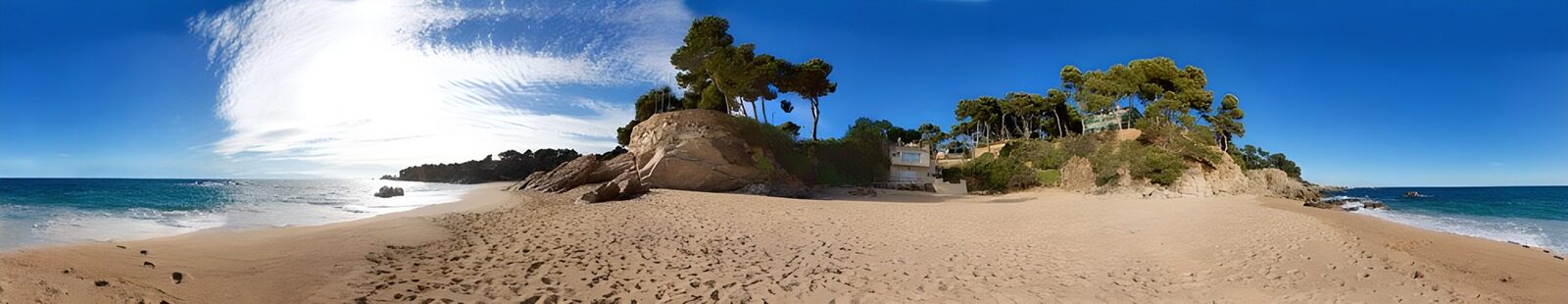 TPES64498: Playa de arena entre rocas y árboles