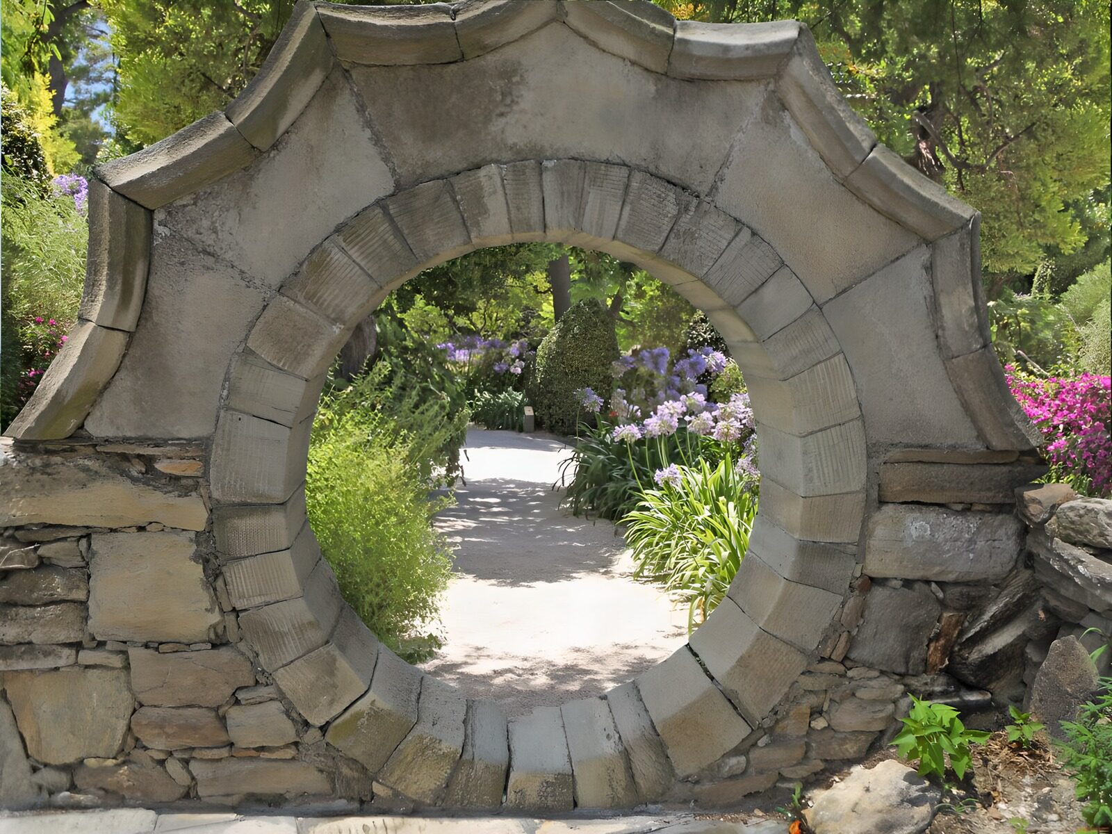 TPES90445: Arco de piedra hacia un jardín en flor