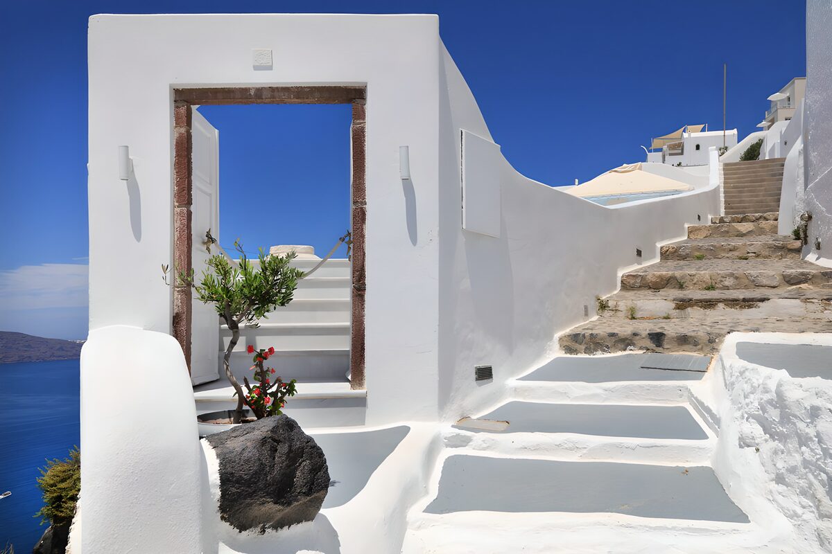 Escaleras blancas junto al mar azul
