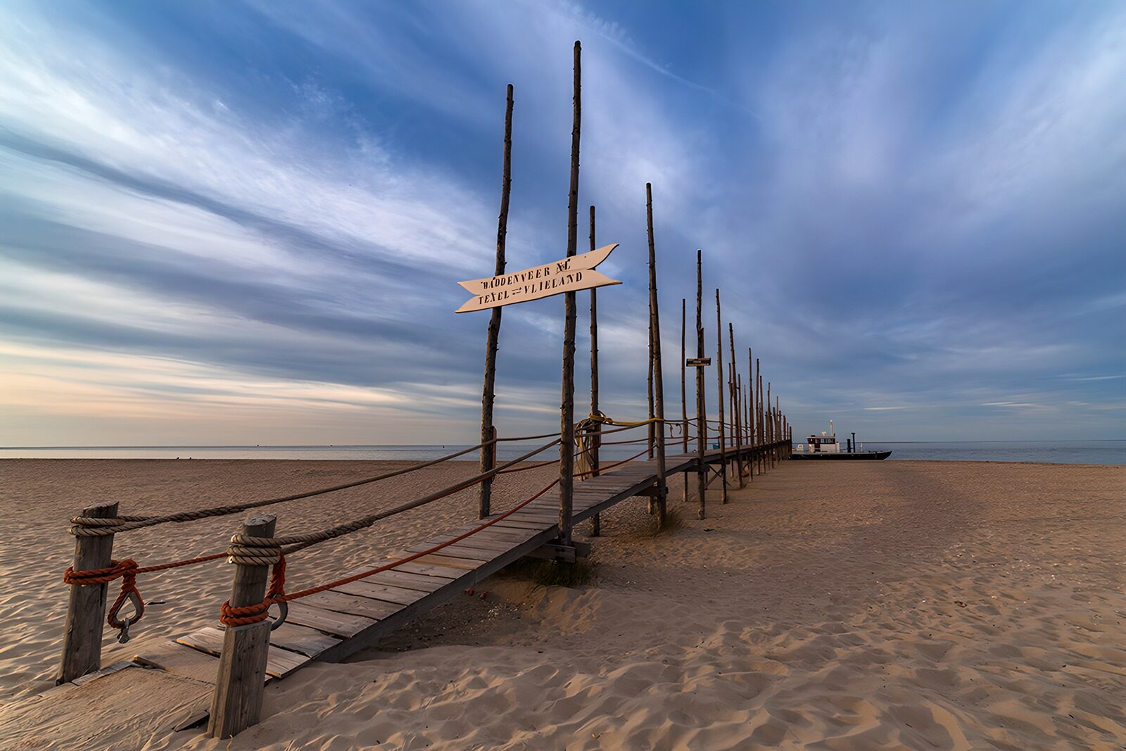 TPES66612: Pasarela de madera en la playa al atardecer