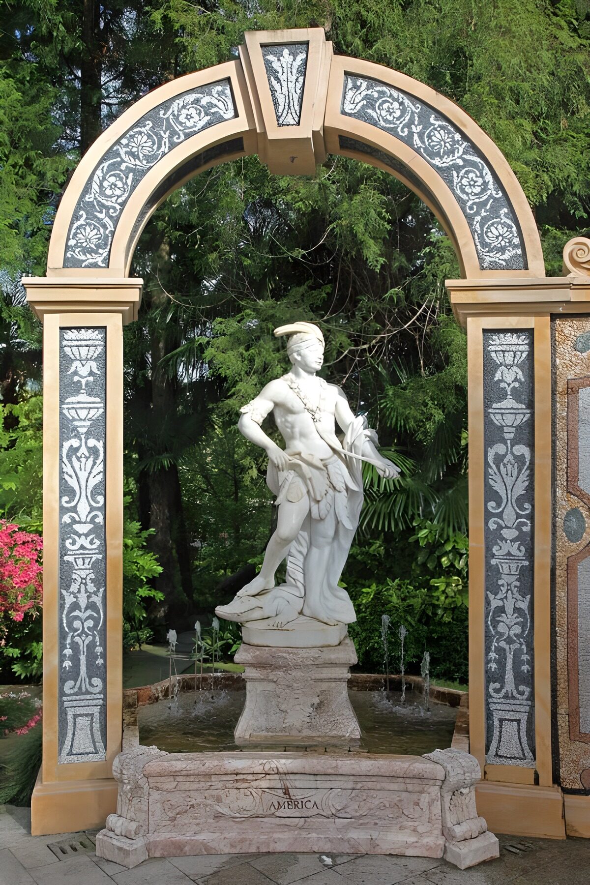 TPES52646: Estatua y fuente bajo un arco luminoso