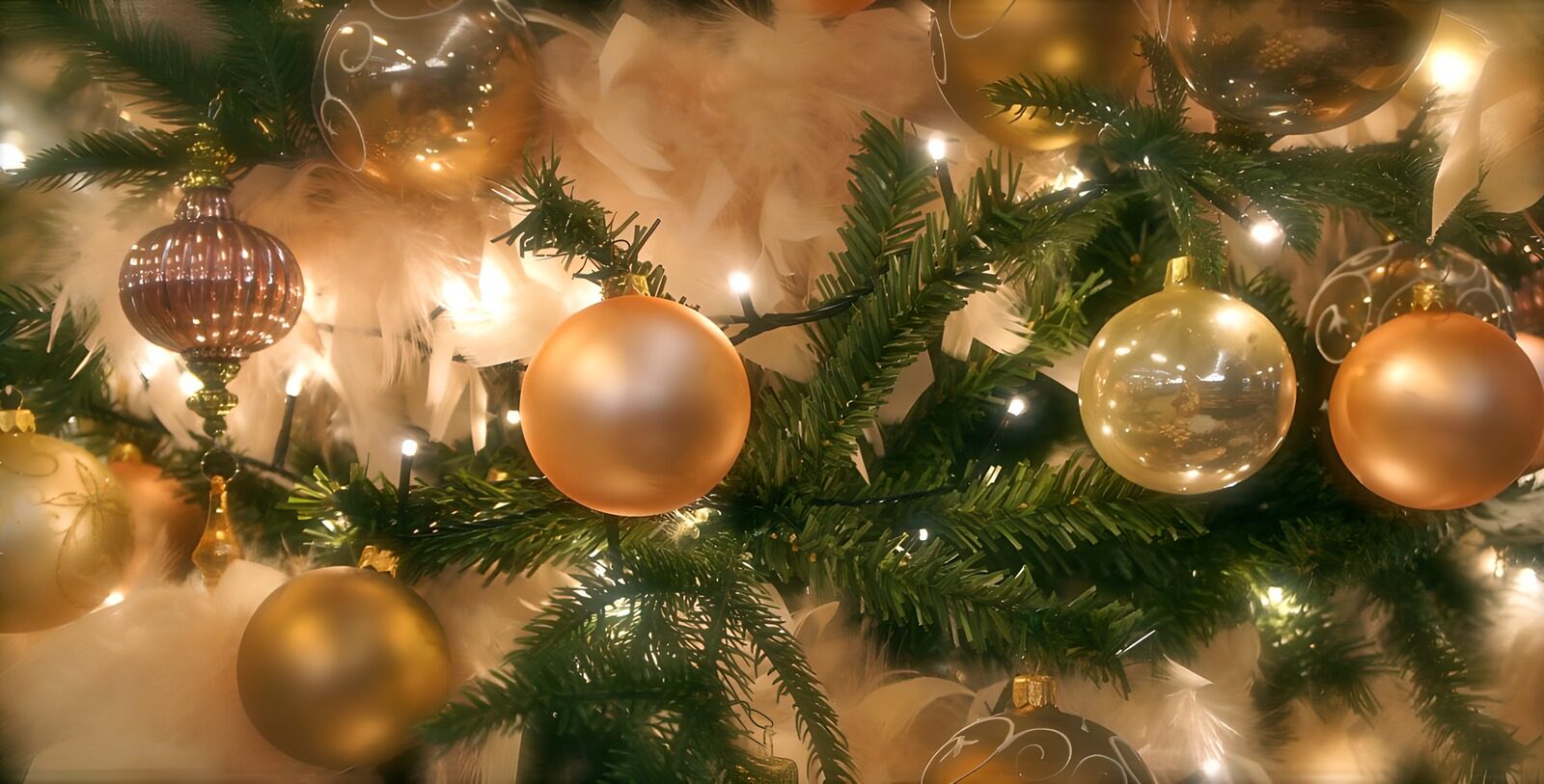 TPES46043: Árbol de Navidad en oro y luz cálida