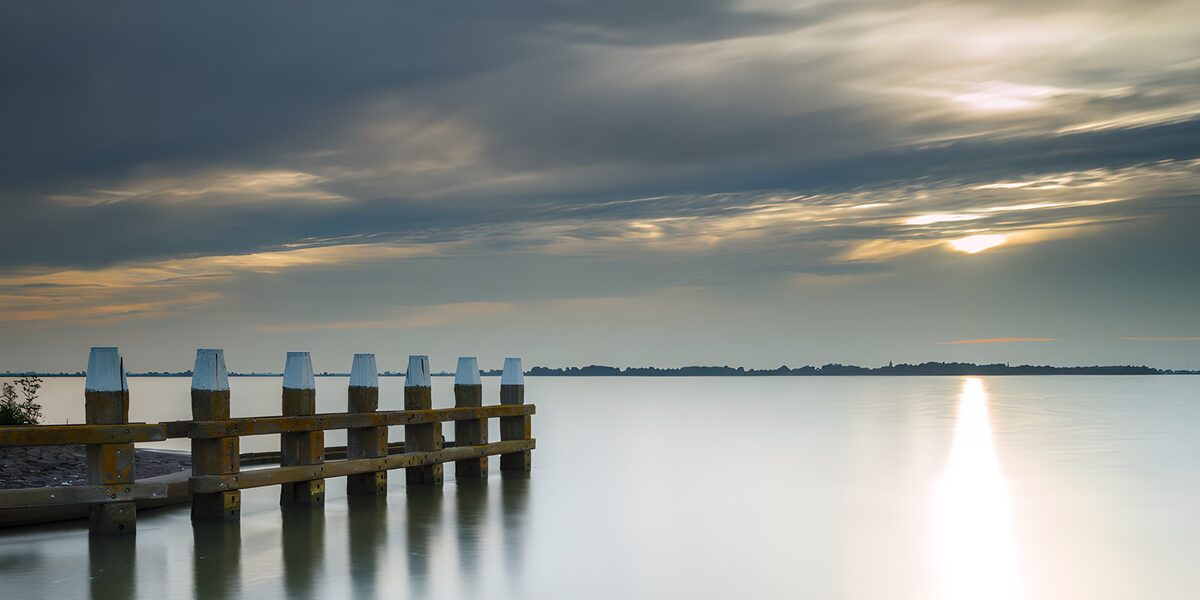 Muelle de madera sobre aguas tranquilas