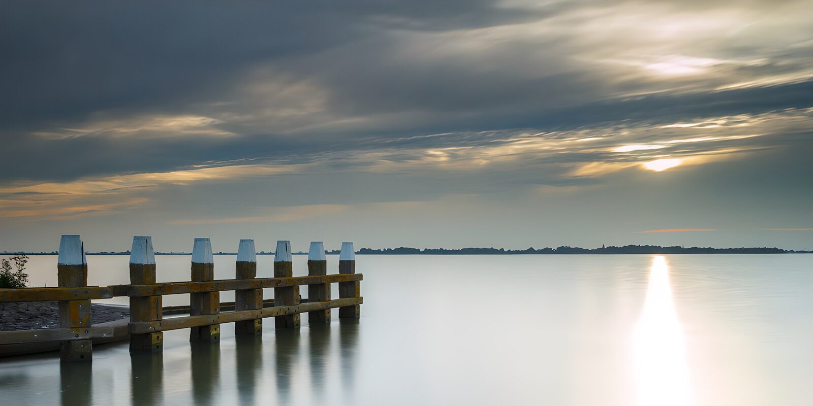 TPES25711: Muelle de madera sobre aguas tranquilas