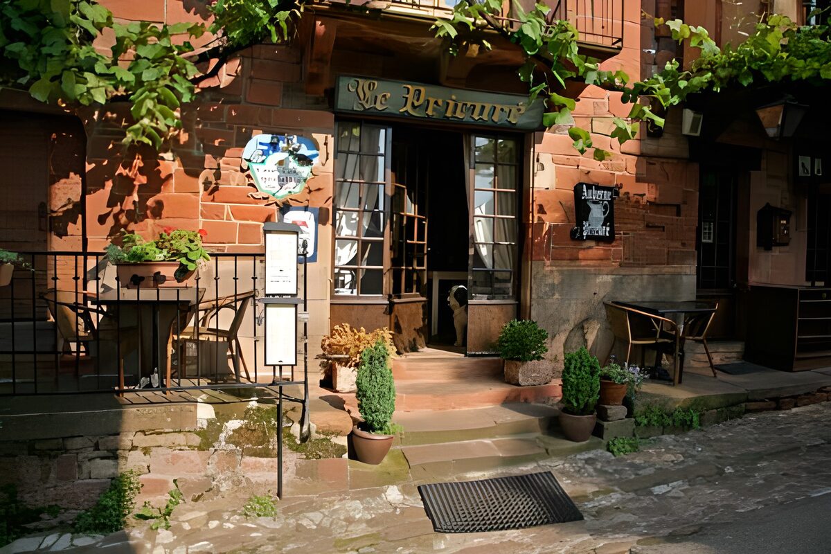 Restaurante con terraza entre macetas