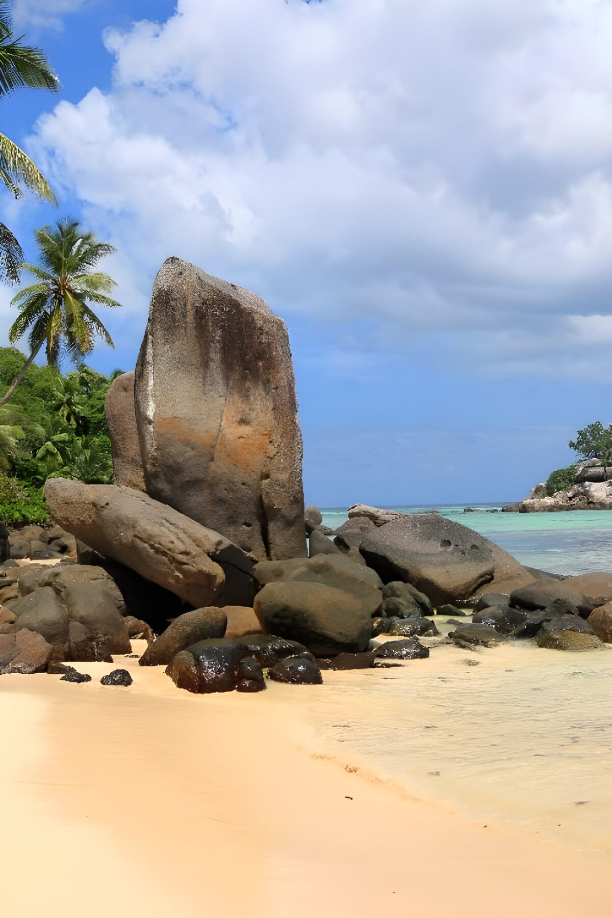 Playa tropical con una gran roca vertical