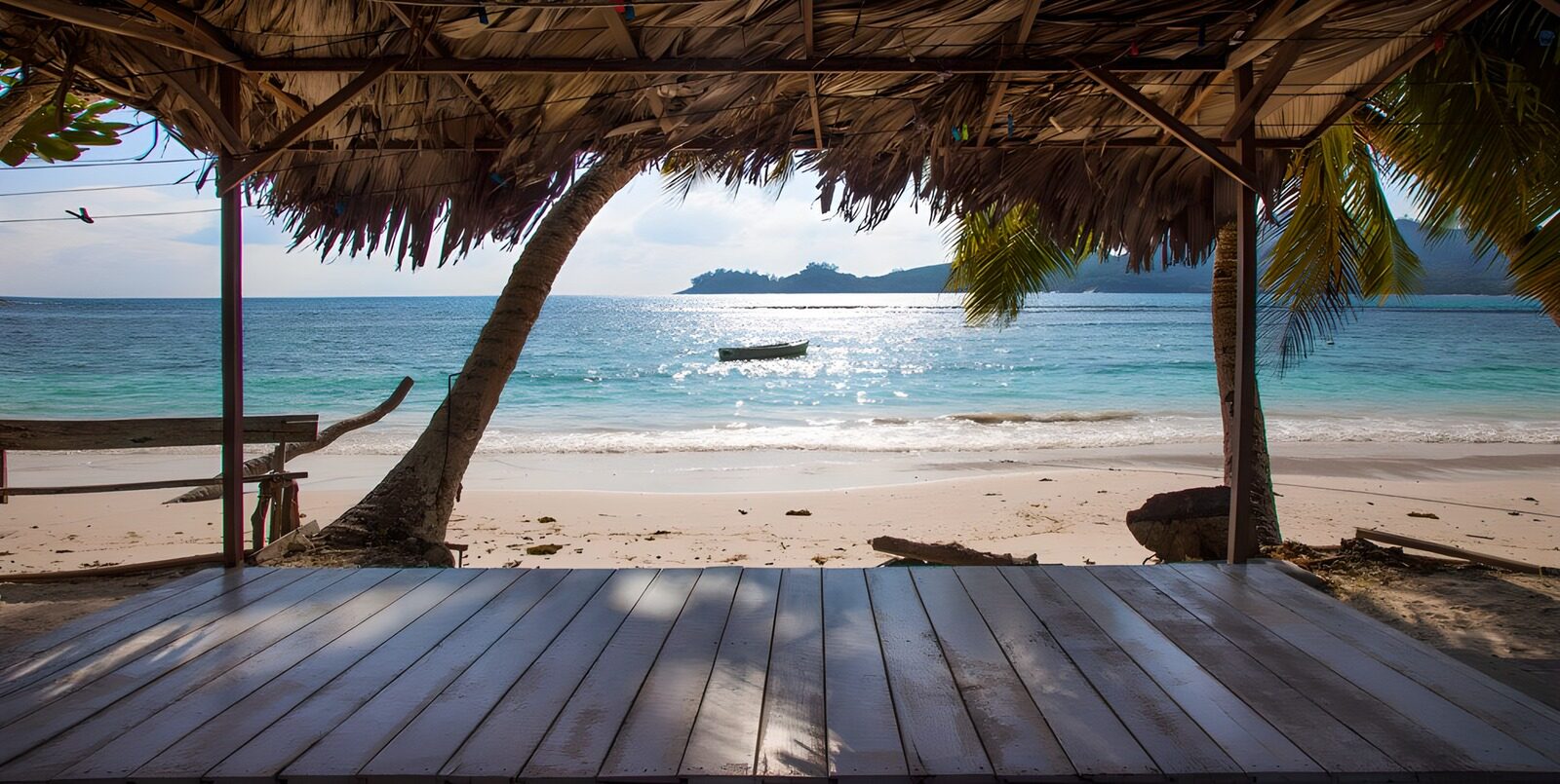 TPES33326: Playa tropical desde un refugio de madera