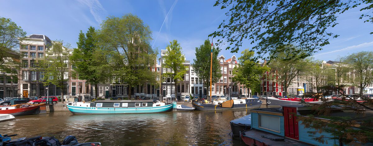 TPES27227: Barcos y casas al sol junto al canal