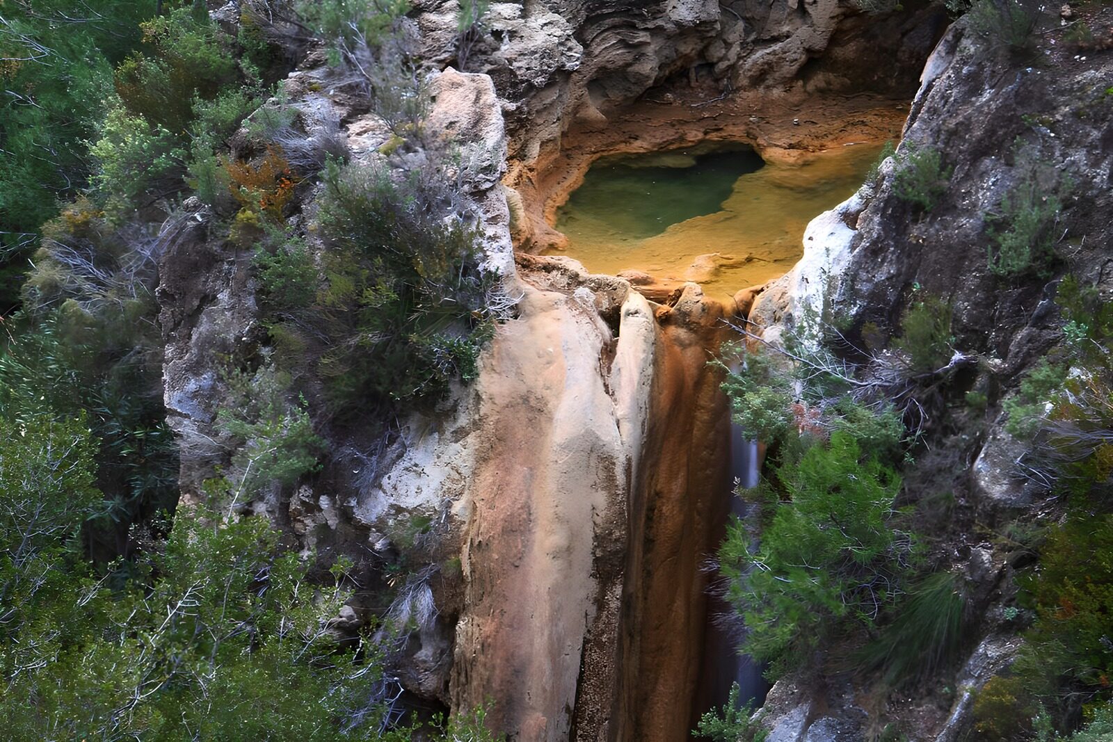 TPES23359: Poza verde y cascada entre rocas