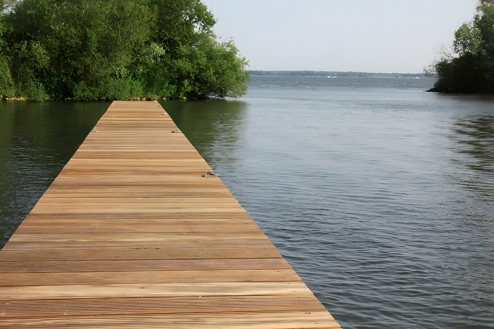 TPES33231: Embarcadero de madera en un lago tranquilo