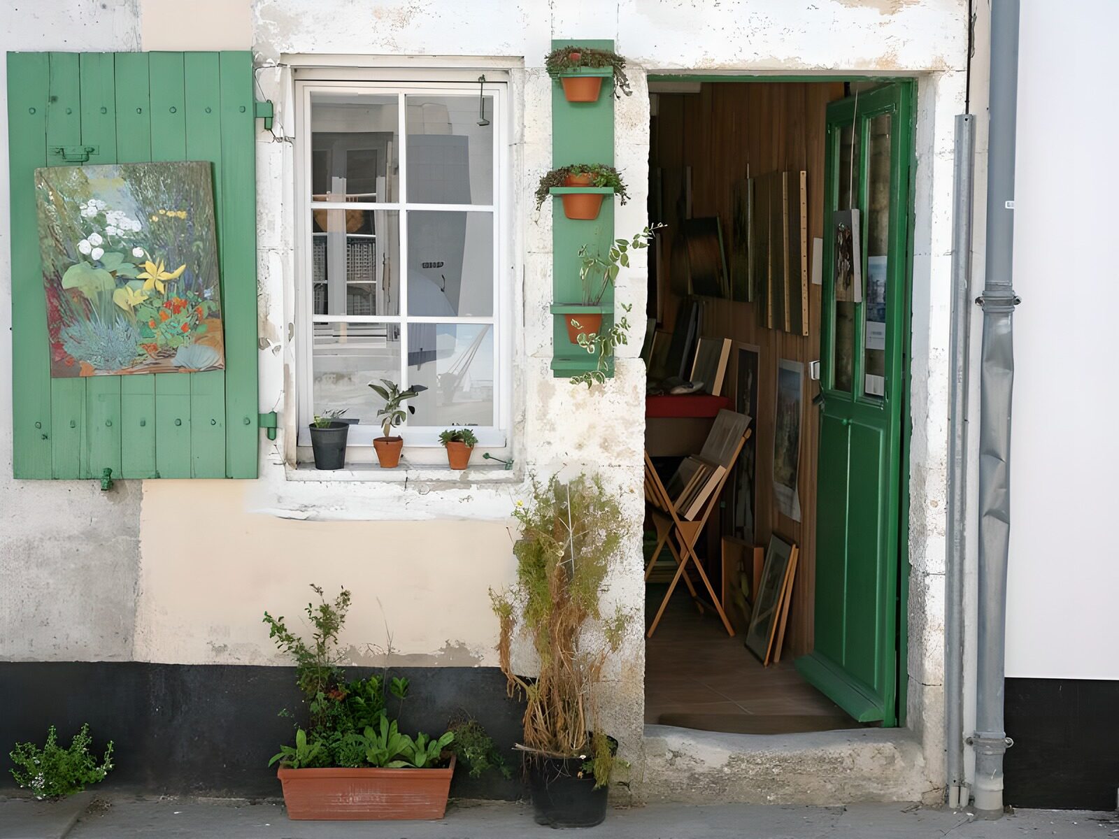 TPES15680: Fachada de arte con puerta verde abierta