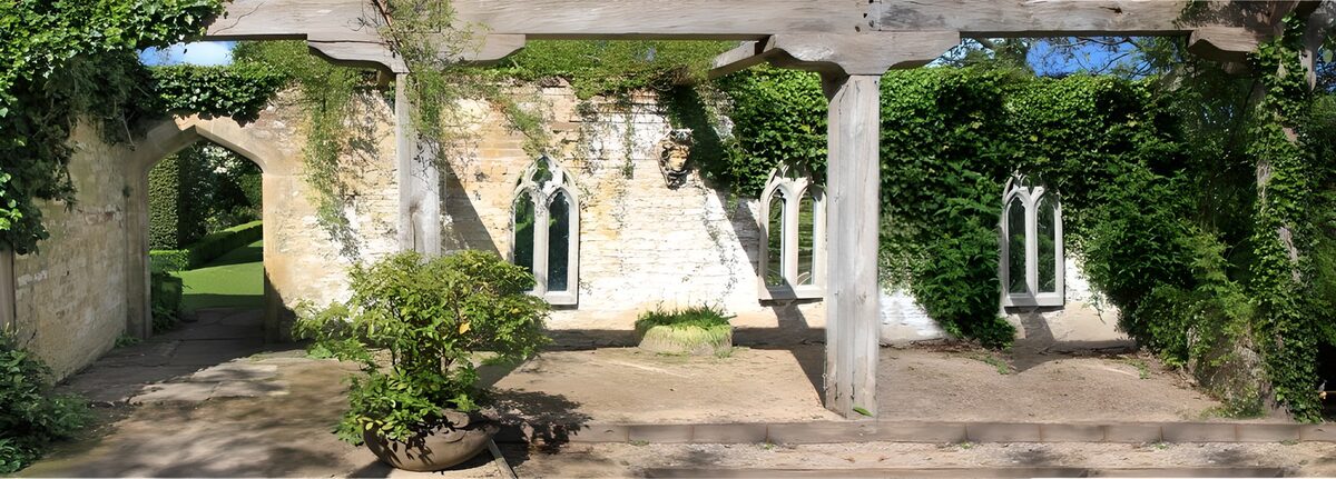 Jardín con muro y ventanas góticas