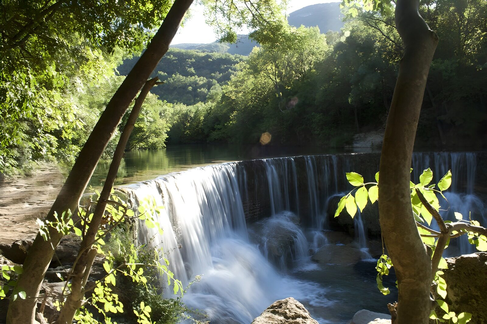 TPES22863: Cascada de un azud en el bosque umbrío