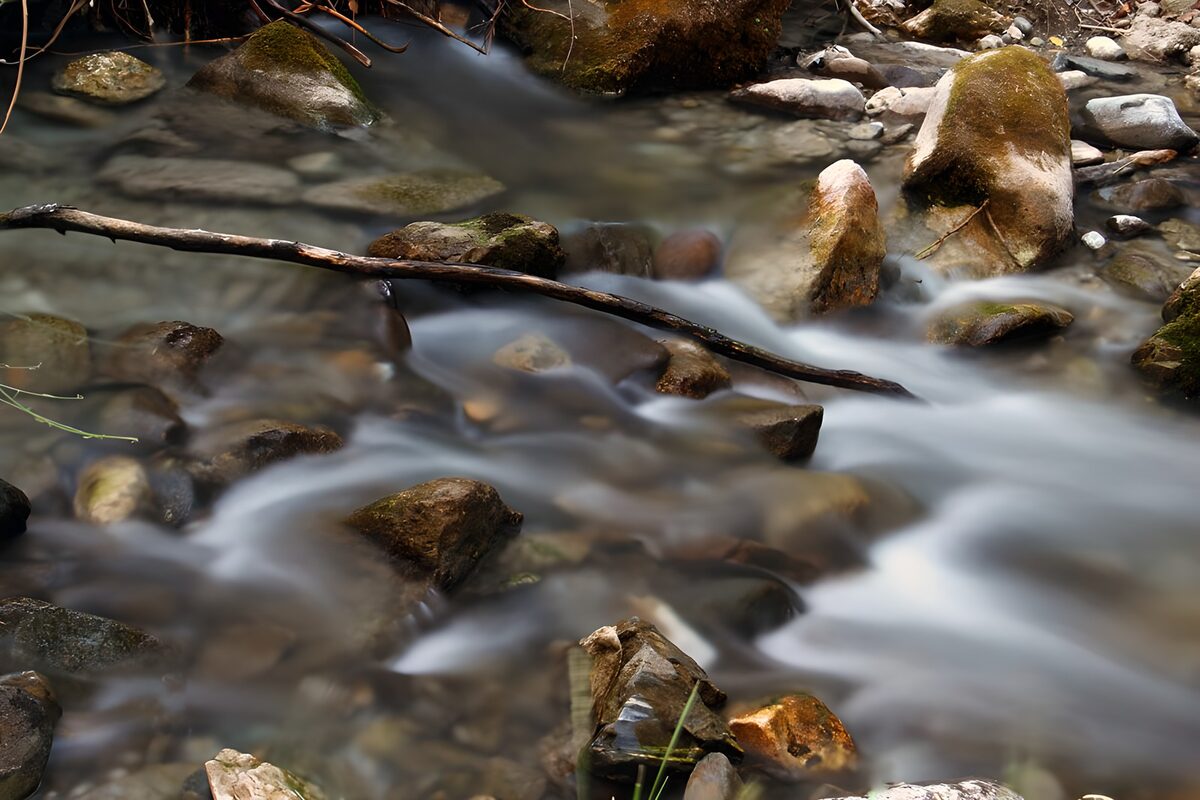 TPES40588: Arroyo de agua sedosa entre rocas