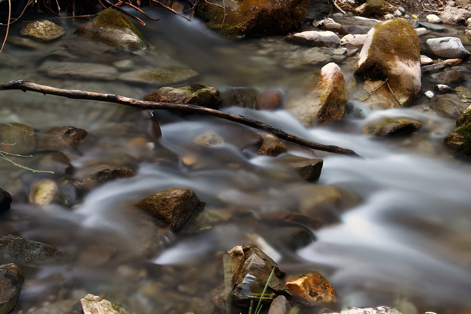 TPES40588: Arroyo de agua sedosa entre rocas