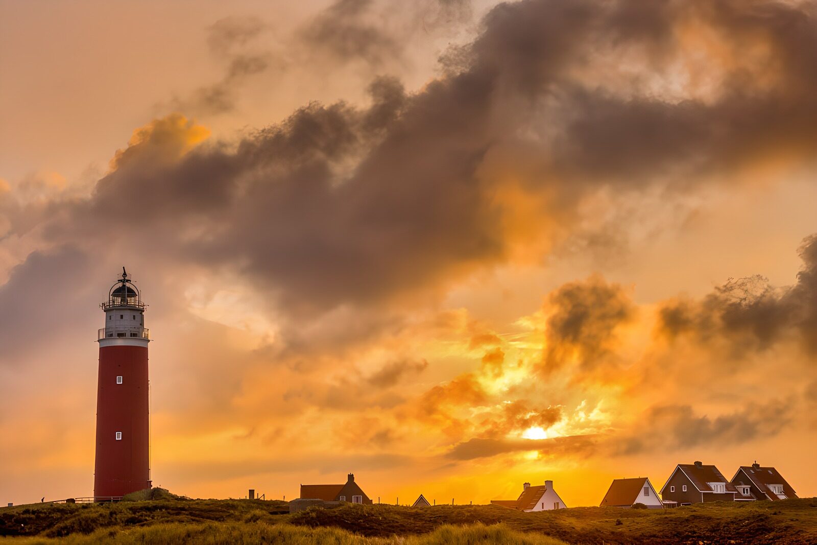 TPES52291: Faro rojo y casas al atardecer
