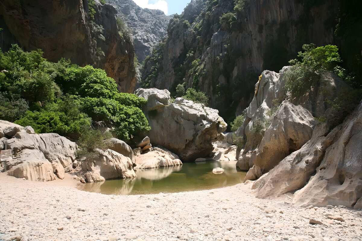 Poza verde entre grandes rocas claras