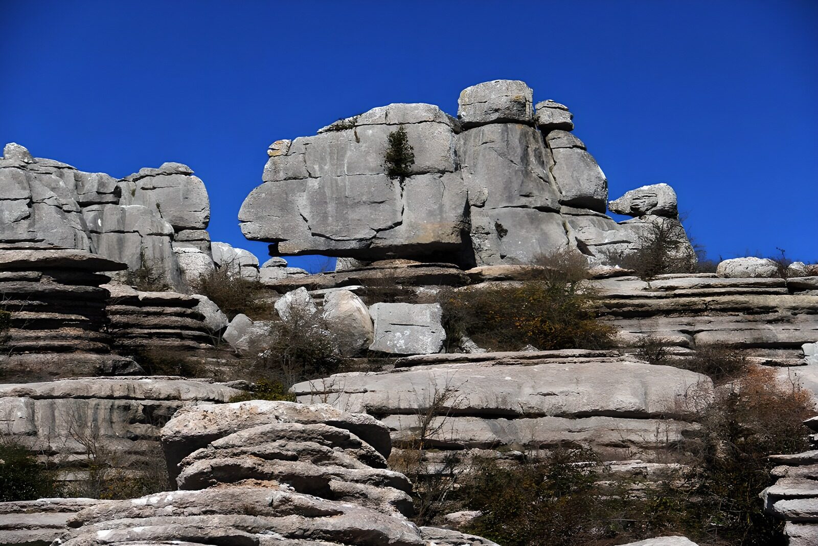 TPES56398: Rocas grises bajo un cielo sin nubes