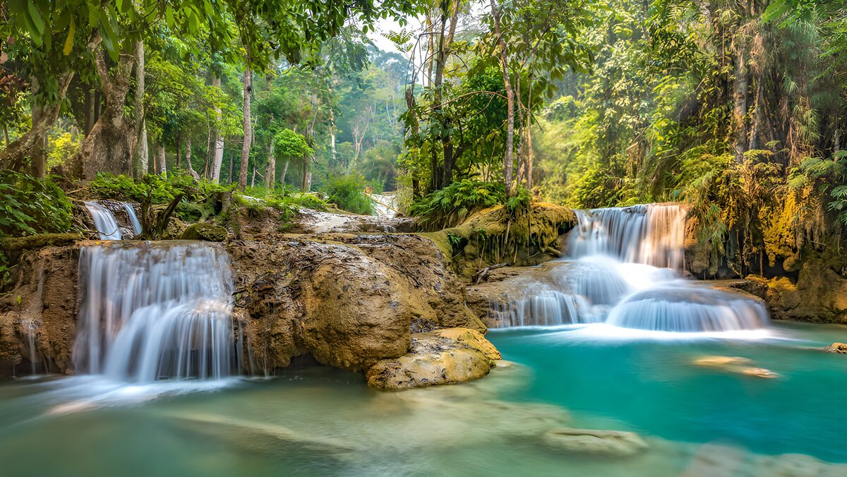 Cascadas entre rocas y agua turquesa