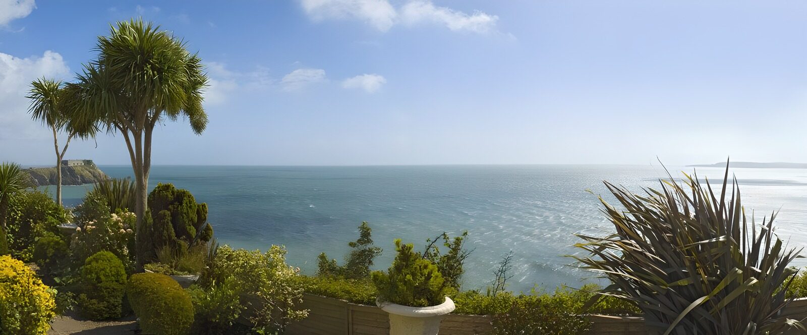 TPES36006: Jardín junto al mar bajo el sol