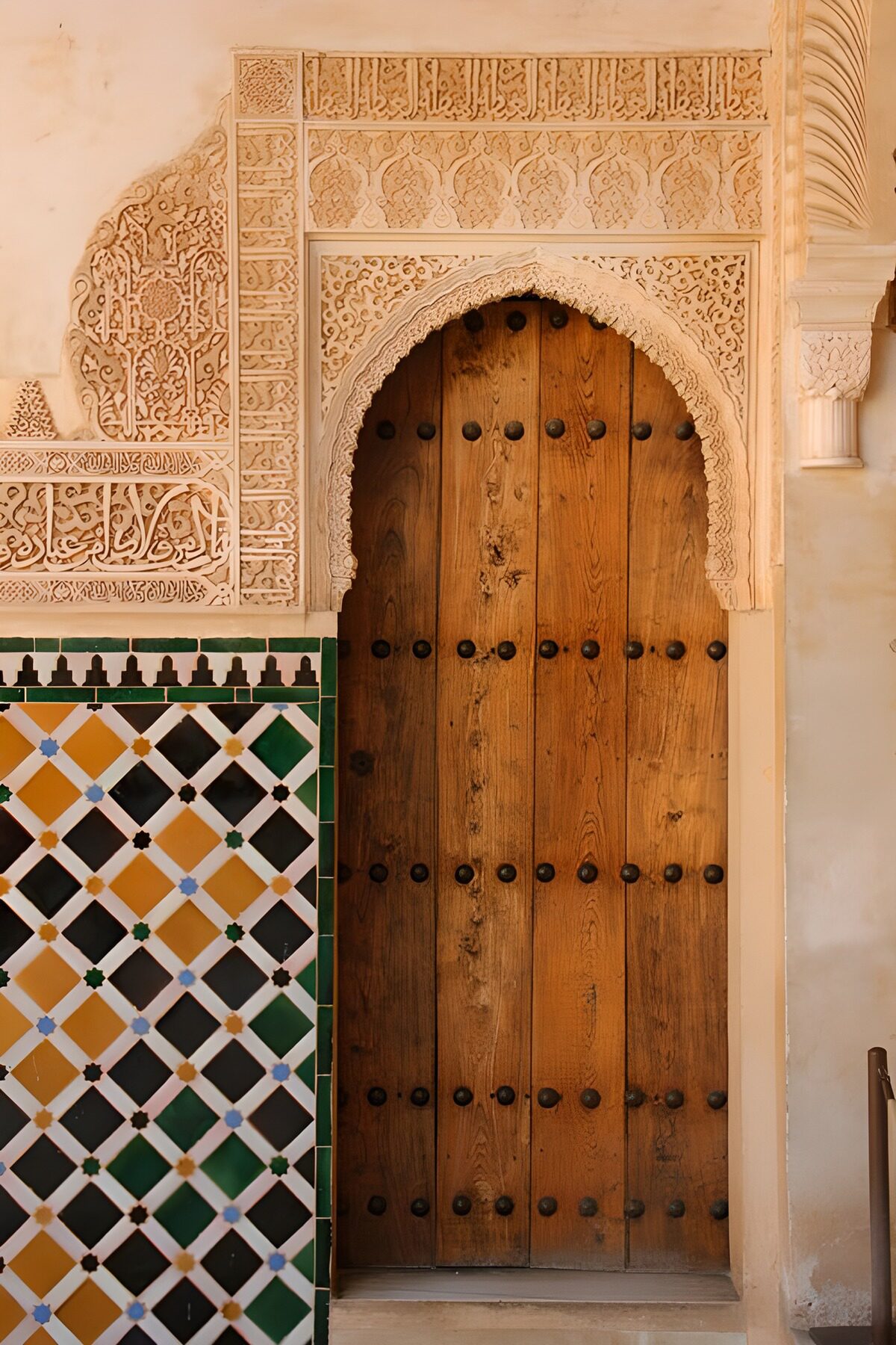 Puerta antigua entre arabescos