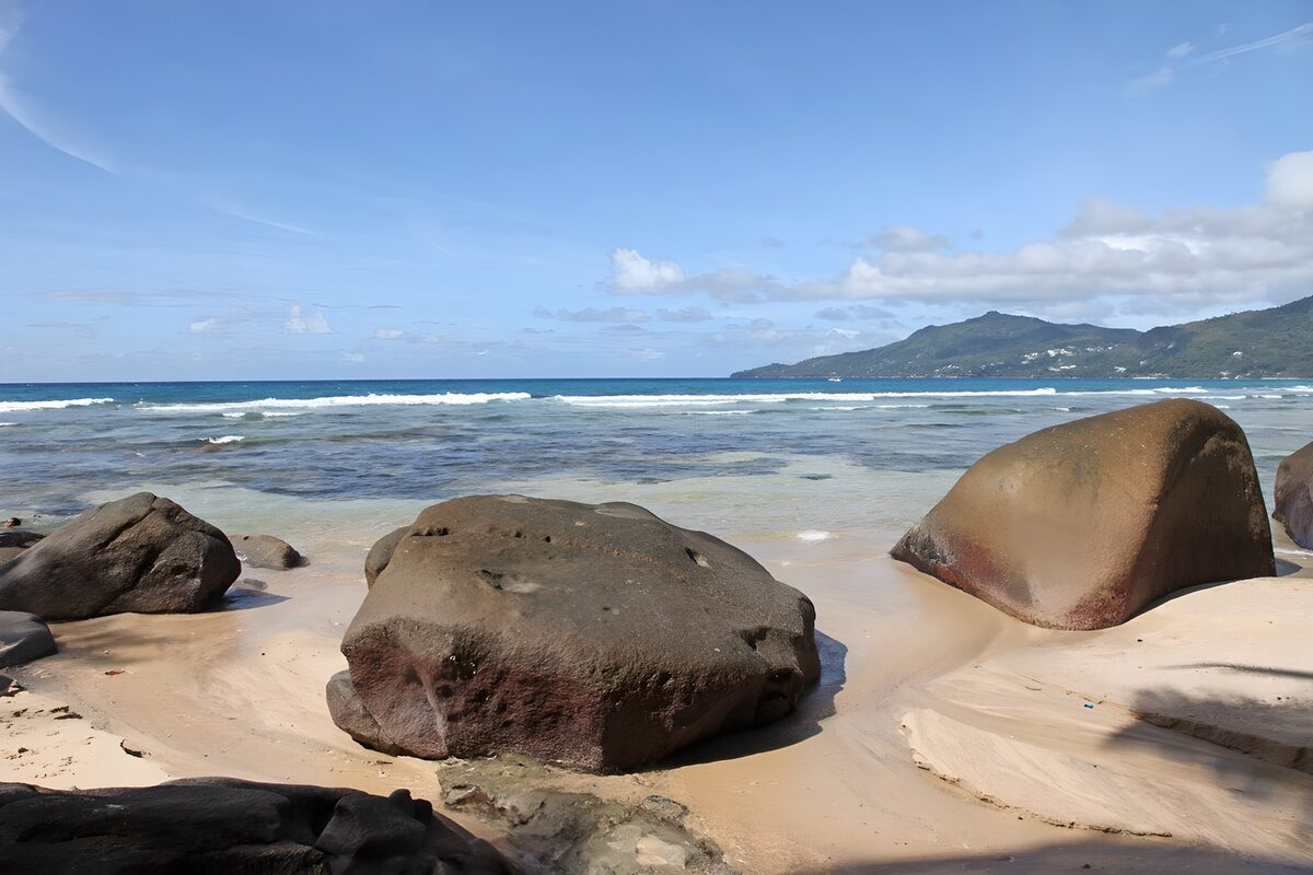 TPES55834: Playa de grandes rocas al sol