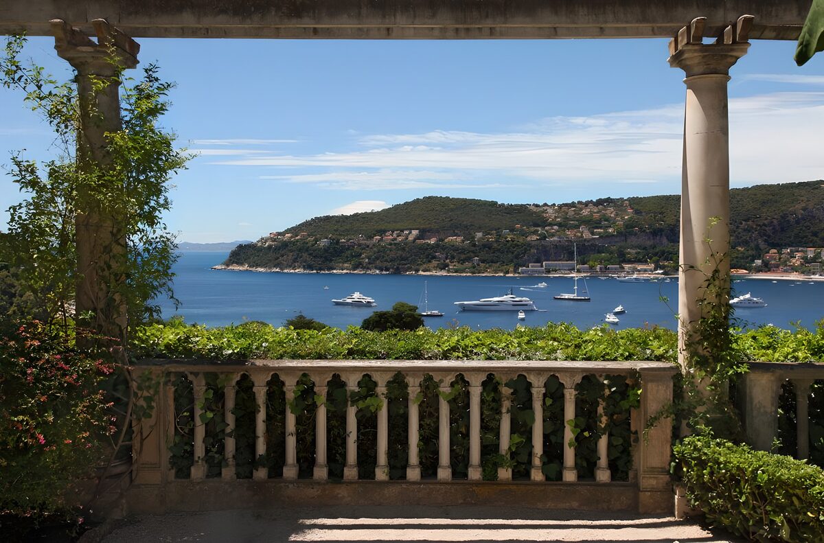 TPES31227: Terraza con columnas frente a la bahía
