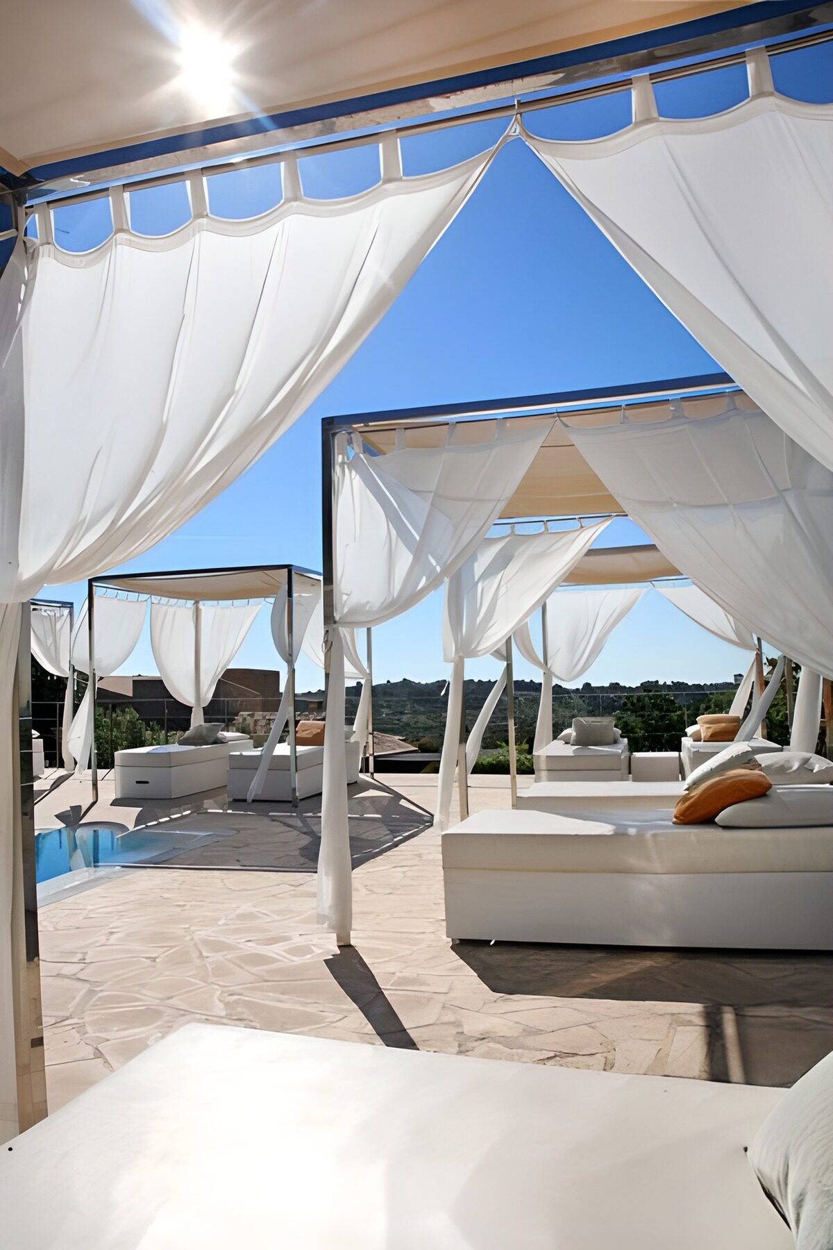 TPES16708: Camas con dosel junto a la piscina