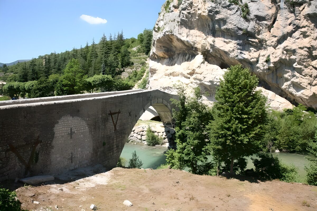 Puente de piedra sobre un río en calma