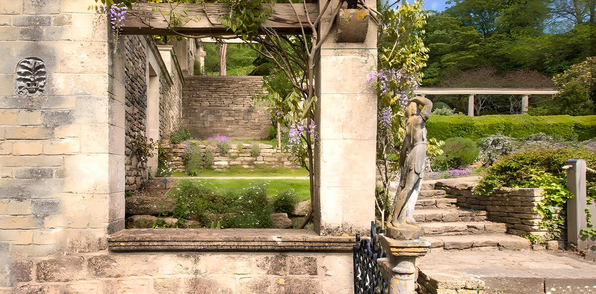 TPES40179: Pérgola en flor y estatua al sol