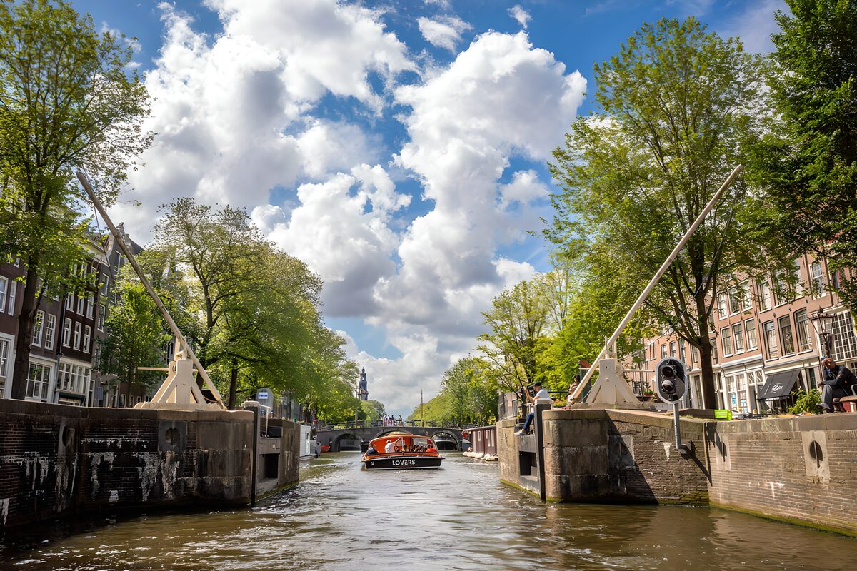 TPES41992: Barco y puentes en un canal de Ámsterdam