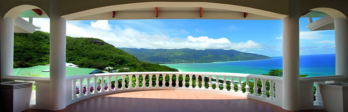 Terraza blanca con vistas a la bahía