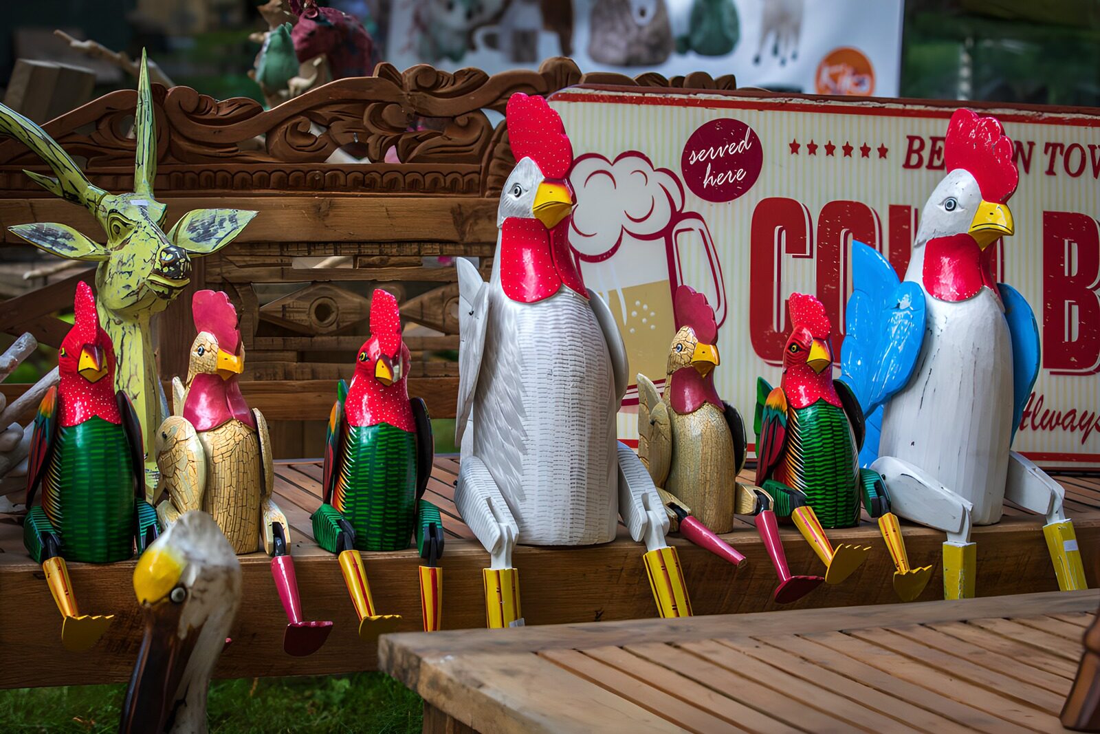 TPES40635: Gallos de colores en un banco de madera