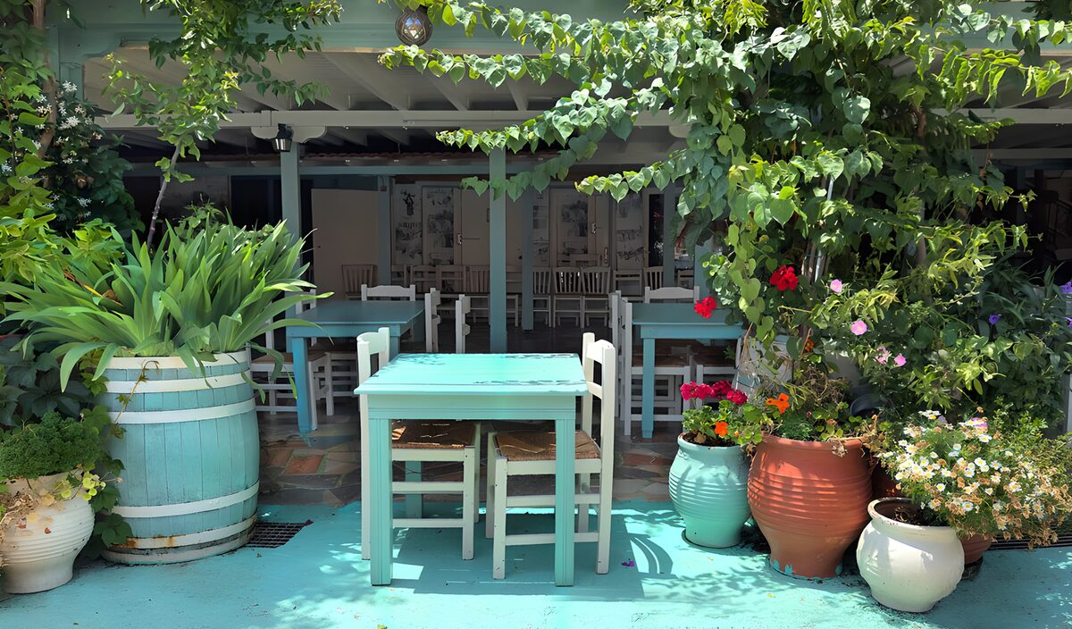 Terraza turquesa entre flores y sombras