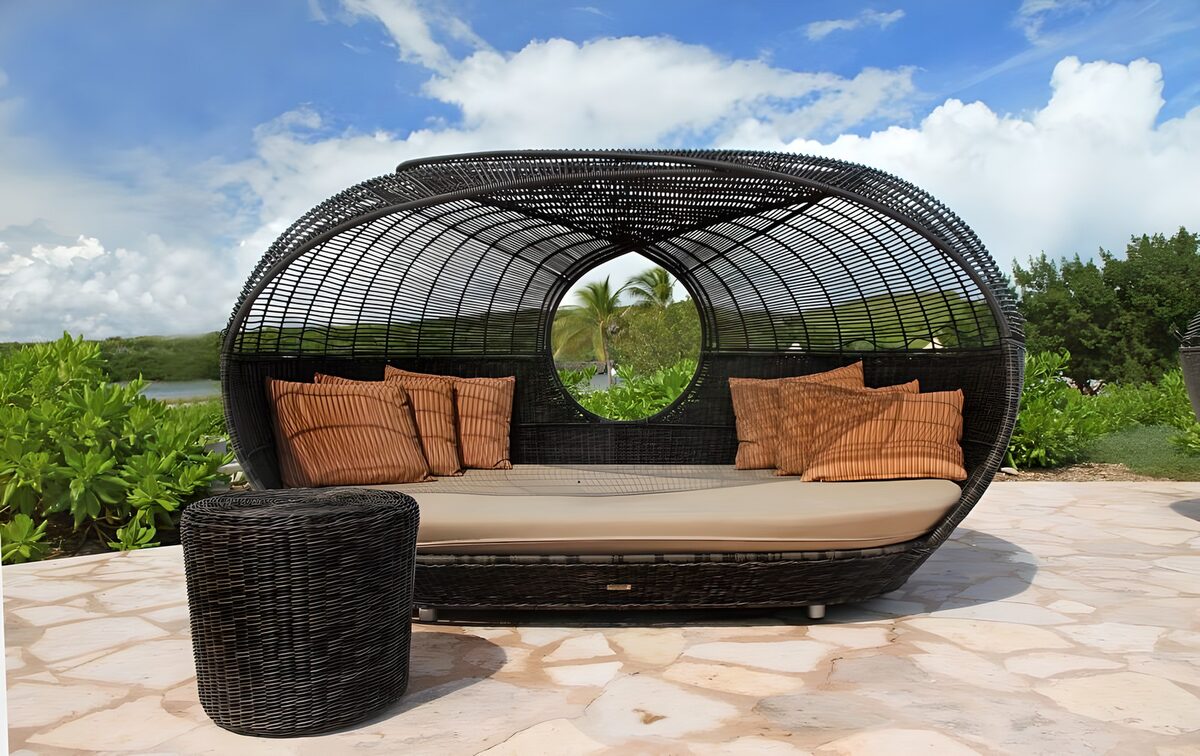 Cama de exterior con dosel curvo