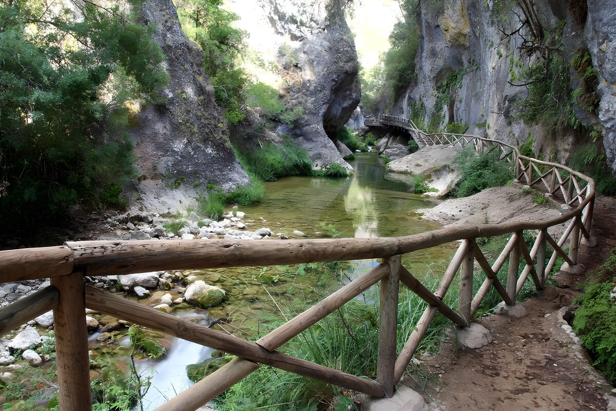Arroyo y sendero a la sombra de las rocas