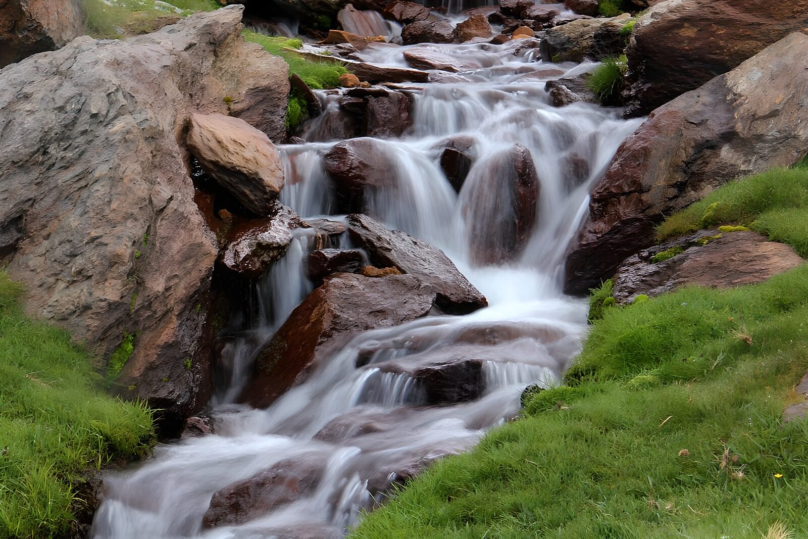 TPES54873: Arroyo entre rocas y verde fresco