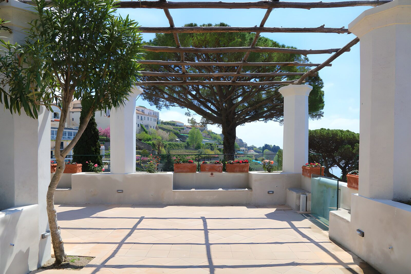 TPES87618: Terraza al sol entre columnas blancas