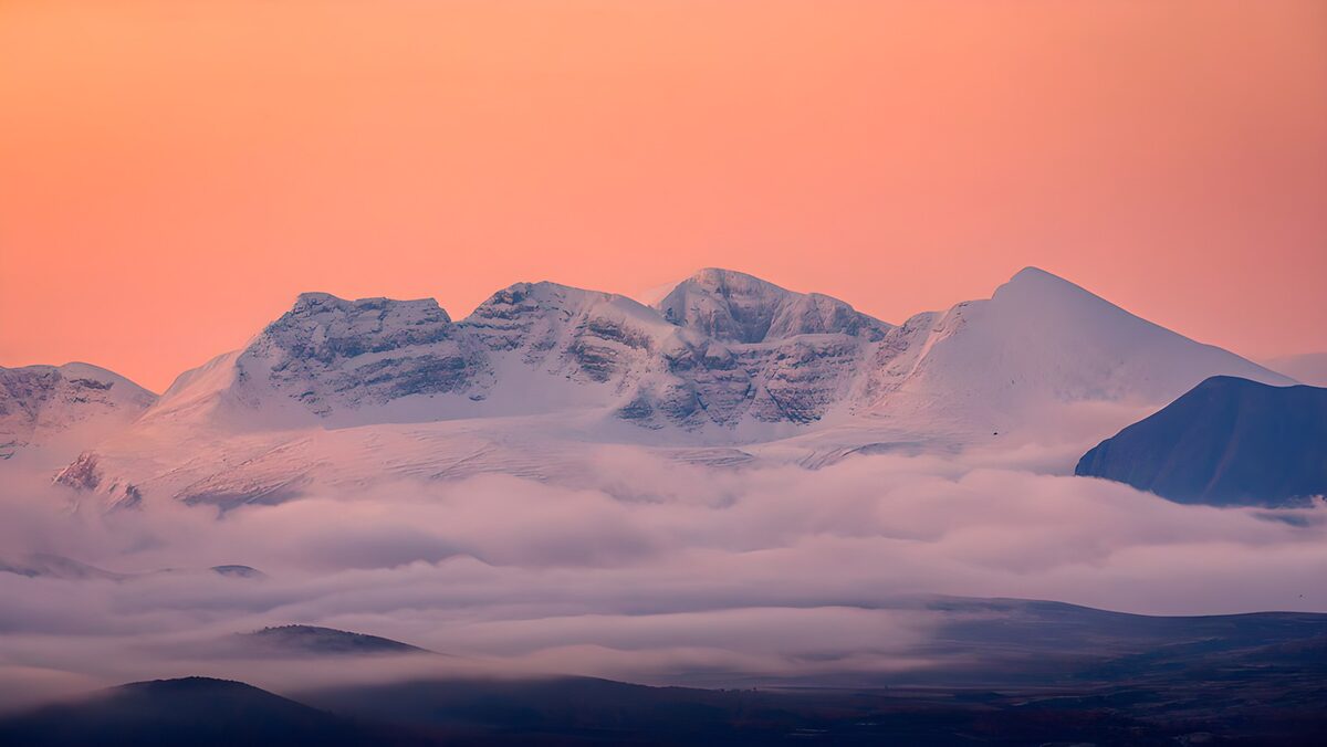 Montañas nevadas bajo un cielo rosa