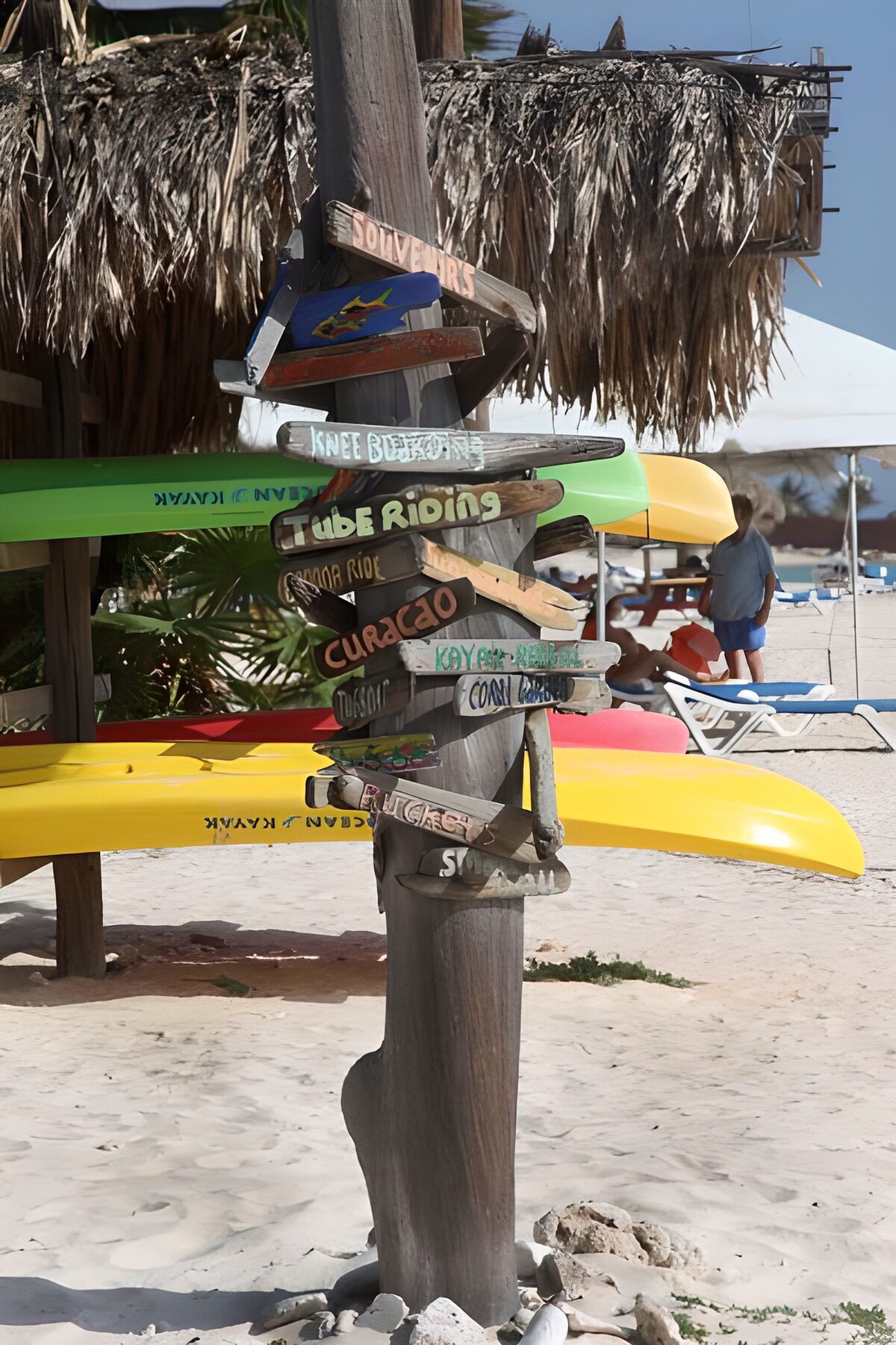TPES19064: Señales y kayaks en una playa del Caribe